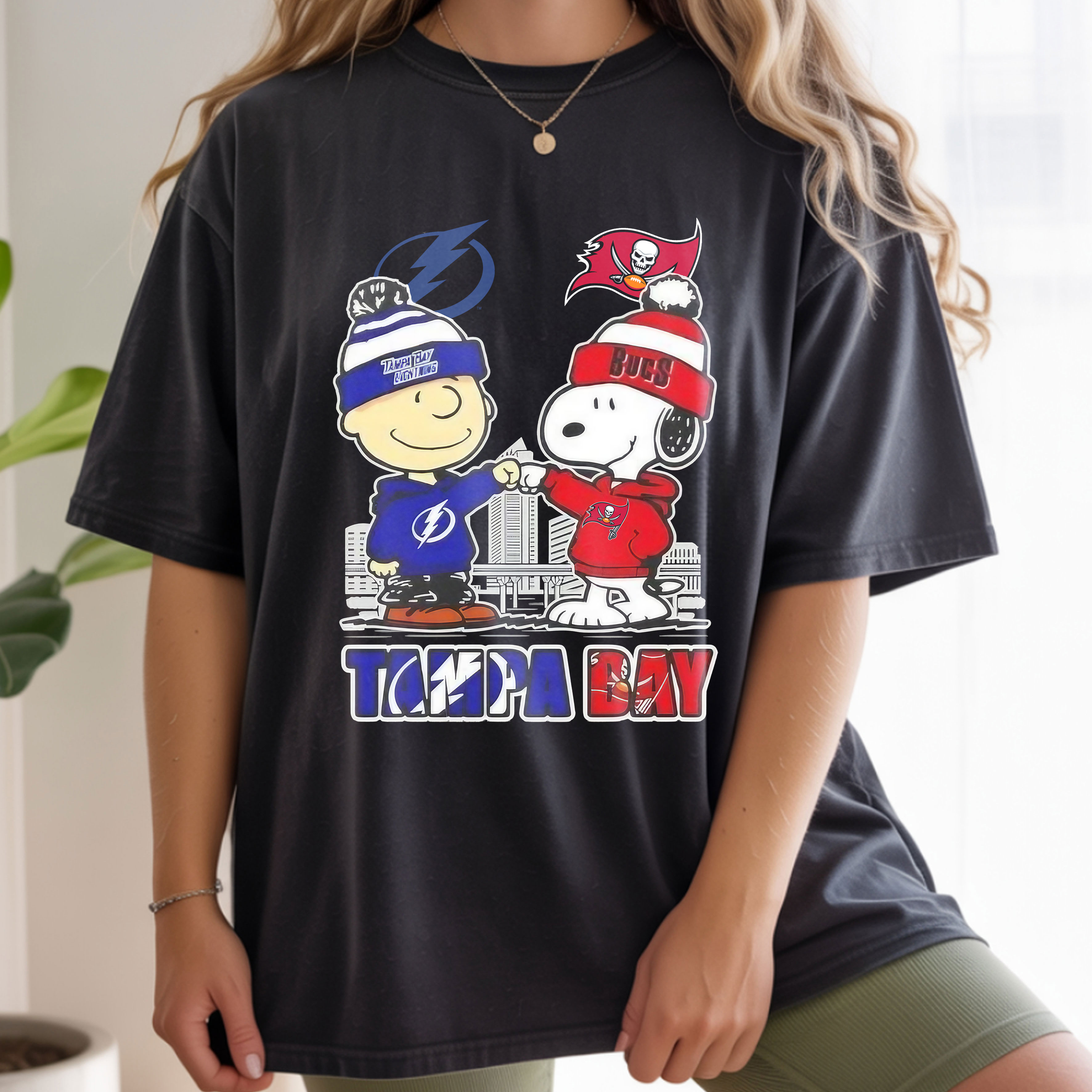 Snoopy and Charlie Brown Tampa Bay Sports Lightning x Buccaneers Skyline Crossover Vintage Bootleg Florida Team Apparel – T-Shirt, Hoodie & Sweatshirt
