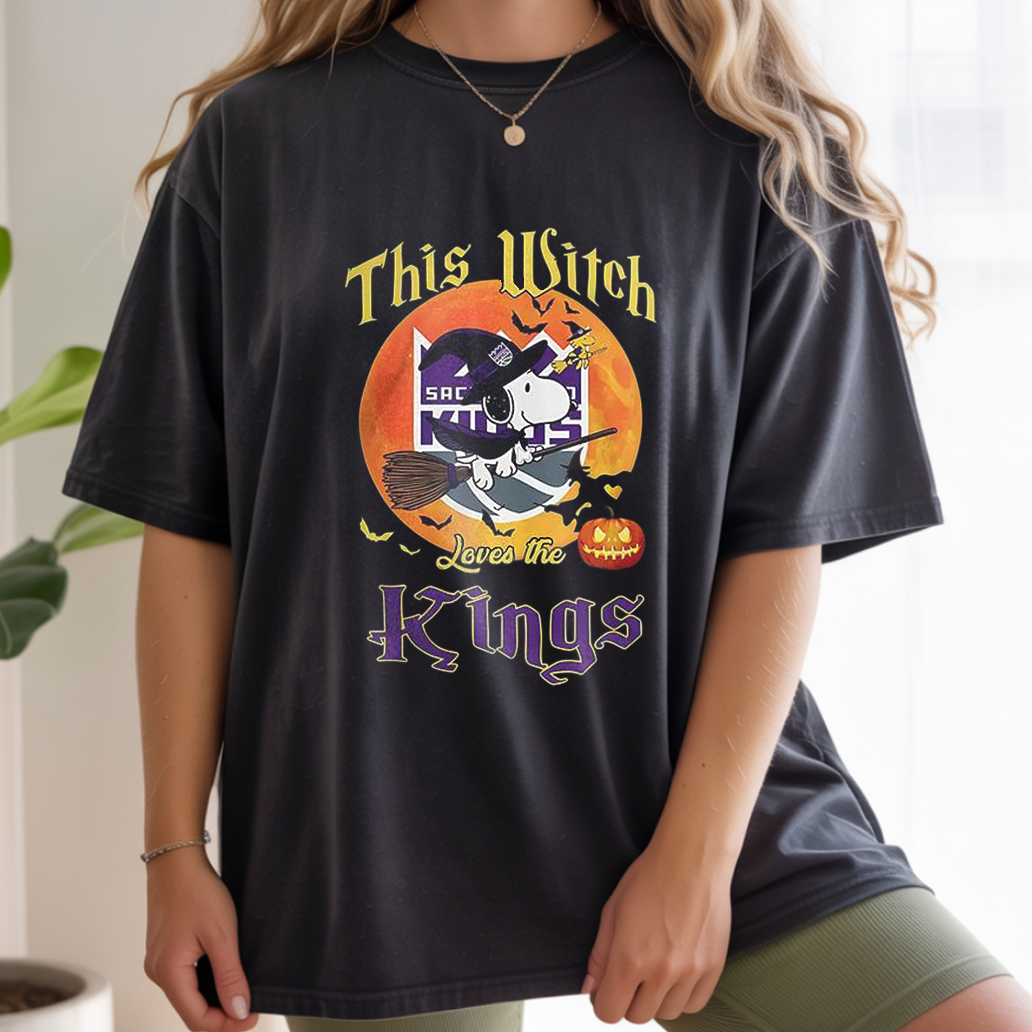 Snoopy This Witch Loves The Sacramento Kings Halloween Basketball Spooky Vintage Bootleg Apparel – T-Shirt, Hoodie & Sweatshirt
