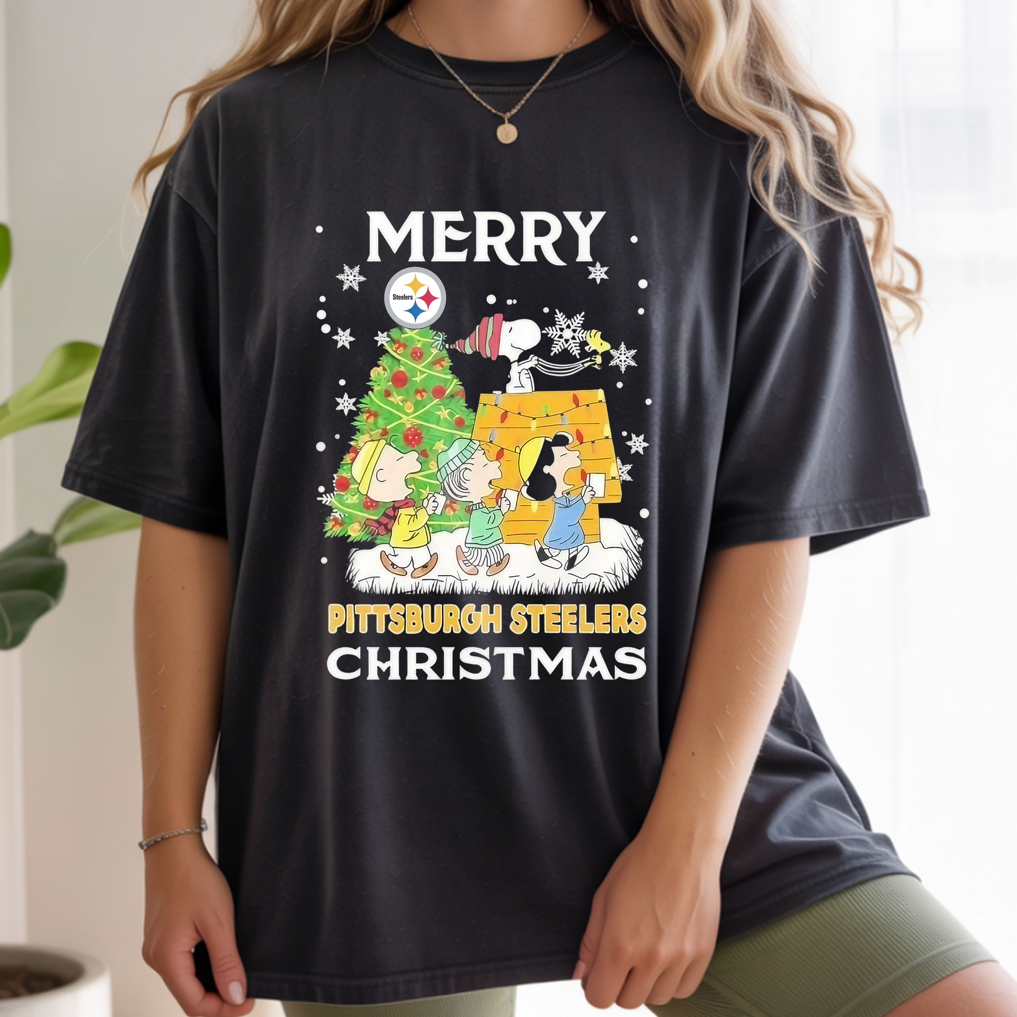 Peanuts Snoopy and Friends Pittsburgh Steelers Merry Christmas NFL Football Holiday Vintage Bootleg Team Festive Apparel – T-Shirt, Hoodie & Sweatshirt