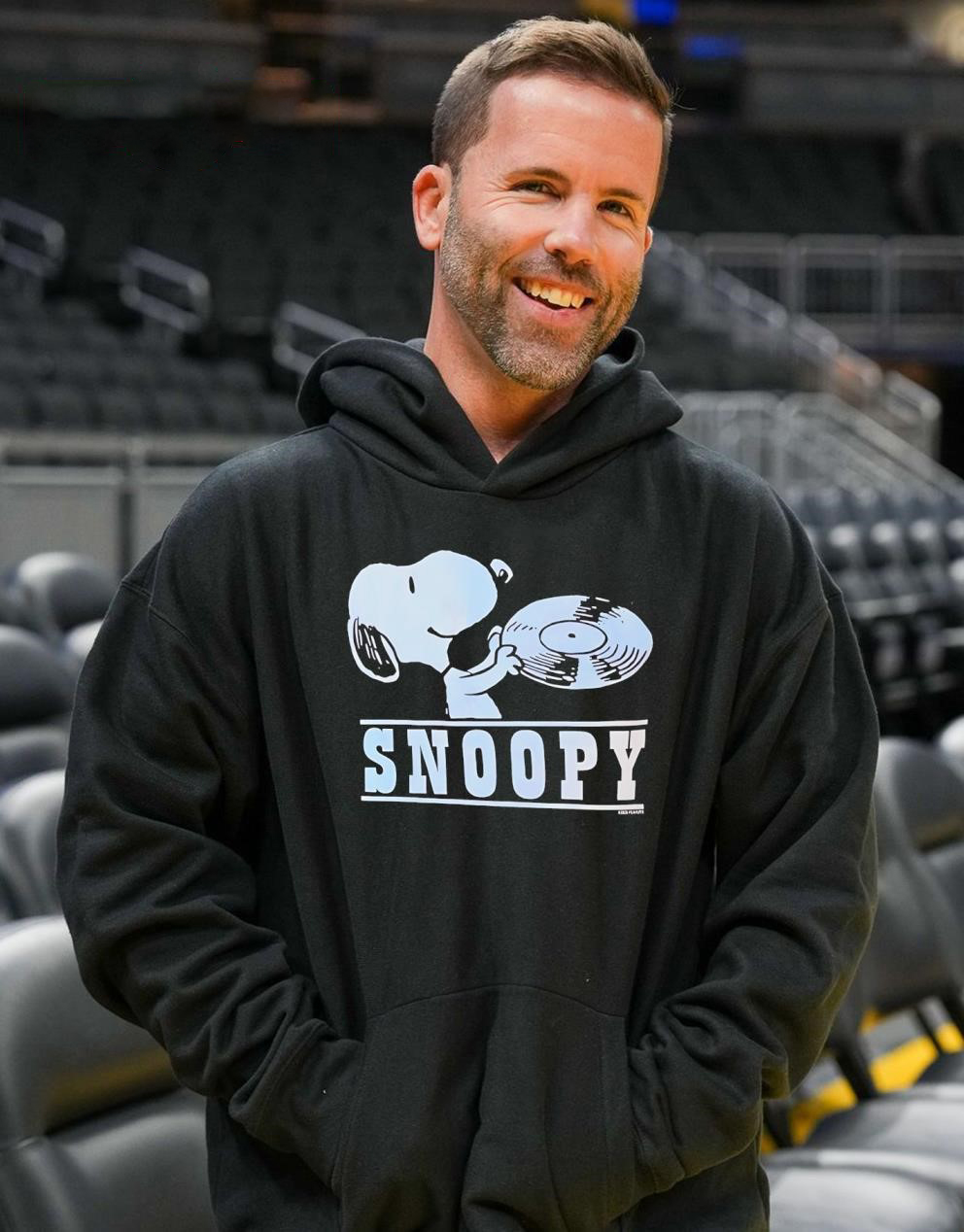 Peanuts Snoopy Holding Vinyl Record T-Shirt – Cute Music Lover Vintage Bootleg Retro Collector Tee