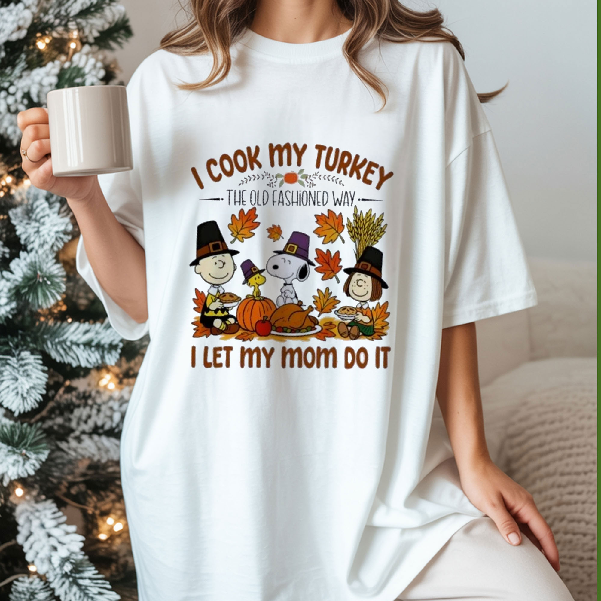 Peanuts Snoopy and Friends I Cook My Turkey the Old Fashioned Way I Let My Mom Do It Funny Thanksgiving Humor Vintage Bootleg Holiday Apparel – T-Shirt, Hoodie & Sweatshirt